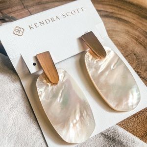 NEW pearl Aragon Kendra Scott